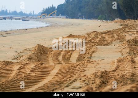 Les ornières de roue des véhicules de construction sur la plage au bord de la mer Banque D'Images