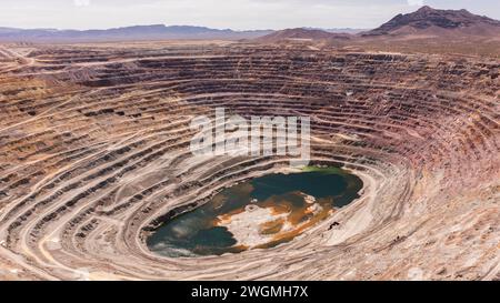 Vue aérienne d'une mine de cuivre à ciel ouvert épuisée près d'Ajo, Arizona, États-Unis. Banque D'Images