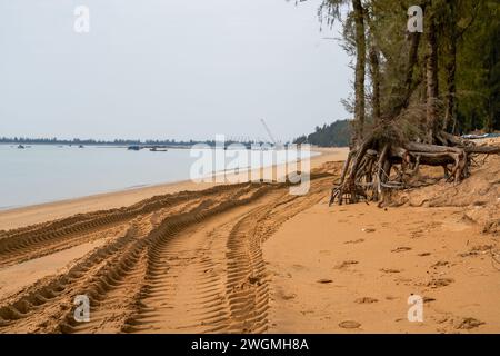 Les ornières de roue des véhicules de construction sur la plage au bord de la mer Banque D'Images