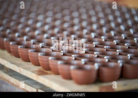 Embryons d'argile soigneusement empilés et moules dans une usine de poterie chinoise traditionnelle Banque D'Images