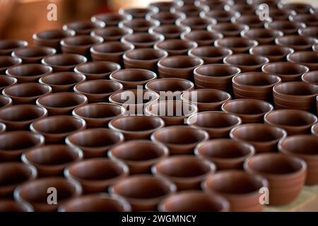 Embryons d'argile soigneusement empilés et moules dans une usine de poterie chinoise traditionnelle Banque D'Images