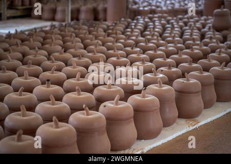 Embryons d'argile soigneusement empilés et moules dans une usine de poterie chinoise traditionnelle Banque D'Images