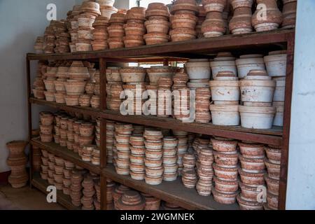 Embryons d'argile soigneusement empilés et moules dans une usine de poterie chinoise traditionnelle Banque D'Images