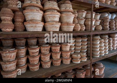 Embryons d'argile soigneusement empilés et moules dans une usine de poterie chinoise traditionnelle Banque D'Images