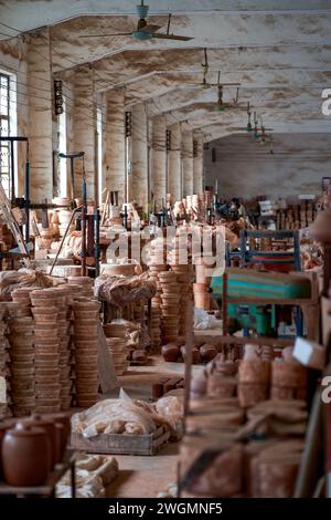 Embryons d'argile soigneusement empilés et moules dans une usine de poterie chinoise traditionnelle Banque D'Images