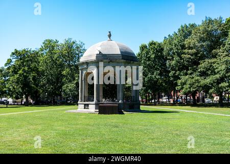 Salem, États-Unis - 11 août 2019 : vue sur le kiosque à musique de Salem Common pendant une journée ensoleillée Banque D'Images