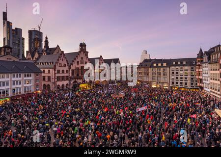 Démonstration Frankfurt steht auf für Demokratie Rund 20,000 Menschen haben sich am 05.02.2024 in Frankfurt am main auf dem Römerberg versammelt, um unter dem motto Frankfurt steht auf für Demokratie zu demonstrieren. Francfort-sur-le-main Römerberg Hessen Deutschland *** manifestation Francfort défend la démocratie environ 20 000 personnes se sont rassemblées sur le Römerberg de Francfort-sur-le-main le 05 02 2024 pour manifester sous la devise Francfort défend la démocratie Francfort-sur-le-main Römerberg Hesse Allemagne 2024-02-05 FFM demo-fuer-demokratie 11 Banque D'Images