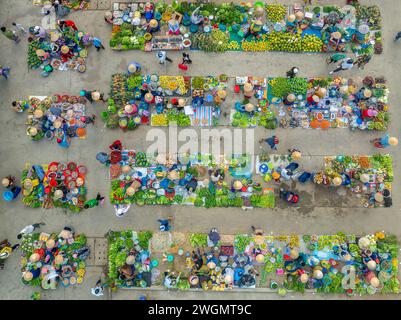 25 janvier 2024 : scène d'un marché rural dans la ville de VI Thanh, province d'an Giang, Vietnam Banque D'Images