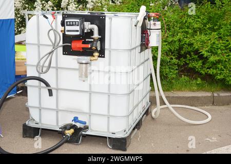 Réservoir de carburant portable avec tuyaux, pompe et compteur de mesure. Mini station portable de stockage de diesel. Banque D'Images
