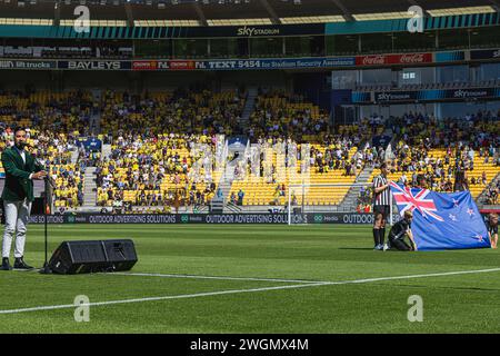 Wellington, Nouvelle-Zélande. Mardi 6 février 2024. A-League - Wellington Phoenix v. Central Coast Mariners. Vue générale du Sky Stadium pendant le chant de l'hymne national néo-zélandais avant l'affrontement de la A-League entre Wellington Phoenix et Central Coast Mariners au Sky Stadium. Crédit : James Foy/Alamy Live News Banque D'Images