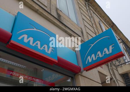 Bordeaux , France - 02 05 2024 : marque logo MAAF et signe texte sur façade murale d'entrée d'agence d'assurance de chaîne de magasins de bureau Banque D'Images