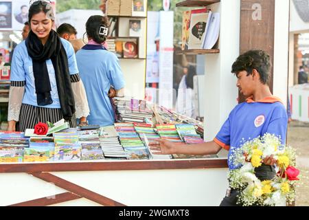 Buchmesse à Dhaka les visiteurs lisent des livres à la foire nationale du livre Ekushey Boi Mela à Dhaka. Chaque année, Bangla Academy organise la foire nationale du livre dans la région de l'Université de Dhaka. Cette foire du livre est la plus grande du Bangladesh et elle dure tout le mois de février. Dhaka, Bangladesh, 6 février 2024. Dhaka District de Dhaka Bangladesh Copyright : xHabiburxRahmanx Banque D'Images