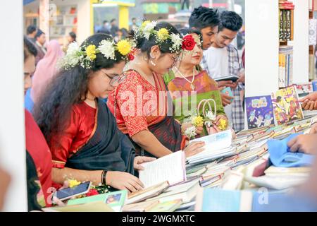 Buchmesse à Dhaka les visiteurs lisent des livres à la foire nationale du livre Ekushey Boi Mela à Dhaka. Chaque année, Bangla Academy organise la foire nationale du livre dans la région de l'Université de Dhaka. Cette foire du livre est la plus grande du Bangladesh et elle dure tout le mois de février. Dhaka, Bangladesh, 6 février 2024. Dhaka District de Dhaka Bangladesh Copyright : xHabiburxRahmanx Banque D'Images