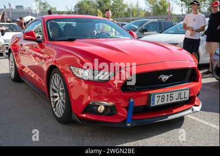 Vue de face d'une Ford Mustang 6ème génération rouge V8 5,0 avec une bande de crochet de remorquage Banque D'Images