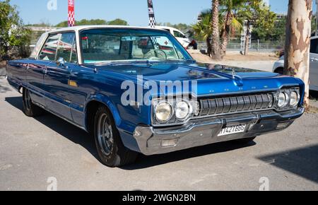 Vue avant de l'immense voiture américaine classique bleue Dodge Polara. Banque D'Images