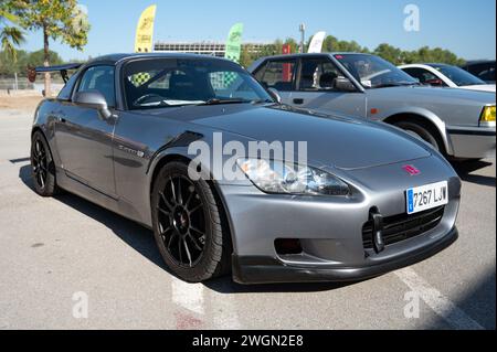 Vue de face de la voiture de sport japonaise classique des années 90, la Honda S2000 biplace avec aileron gris Banque D'Images