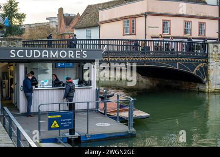 Scudamore's Punting à côté du Magdalene Bridge à Cambridge au Royaume-Uni Banque D'Images