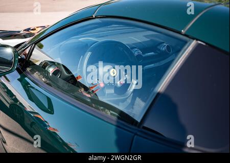 Vue du cockpit à travers la vitre d'une Ferrari 812 GTS vert foncé Banque D'Images