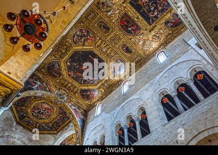 Bari, Pouilles, Italie, église Saint-Nicolas, vue intérieure du plafond Banque D'Images