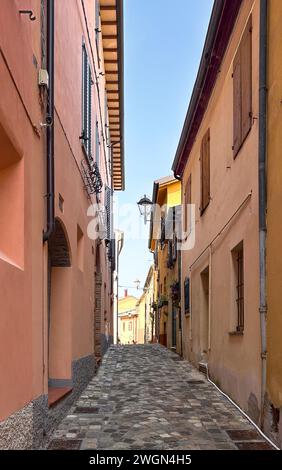 Flâner dans les charmantes ruelles de Santarcangelo di Romagna, où chaque coin dévoile un éclat de couleur et d'histoire Banque D'Images