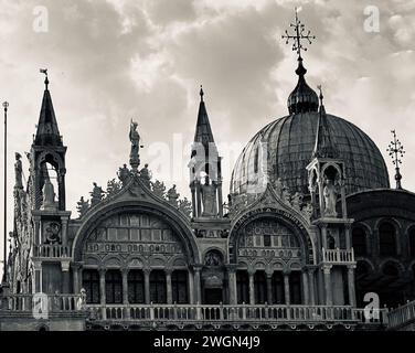 Remontez le temps et plongez dans l'élégance intemporelle des trésors architecturaux de Venise, témoignage de siècles d'art et d'architecte Banque D'Images