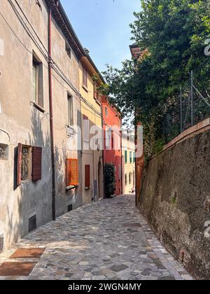 Entrez dans la beauté intemporelle de Santarcangelo di Romagna, où les rues étroites en pierre mènent à des façades colorées faisant écho aux récits du passé. Banque D'Images