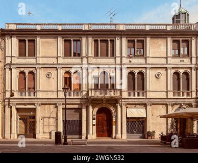 Élégance personnifiée : un magnifique bâtiment témoigne du riche patrimoine architectural de Rimini, enchantant les visiteurs par son beau temps Banque D'Images