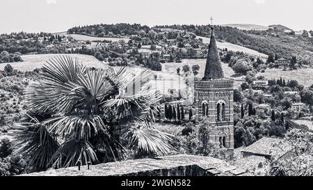 Plongez dans la beauté époustouflante d'Urbino, où l'histoire et l'élégance convergent dans un panorama fascinant. Banque D'Images