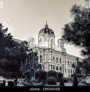 Capturez l'élégance intemporelle du Kunsthistorisches Museum Wien en noir et blanc classique, où l'histoire rencontre l'art dans un contraste monochrome saisissant Banque D'Images