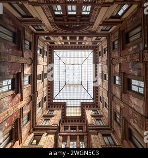 Plongez-vous dans la beauté captivante de la Galleria Sciarra, où des fresques complexes et des merveilles architecturales racontent l'histoire de la riche culture italienne Banque D'Images