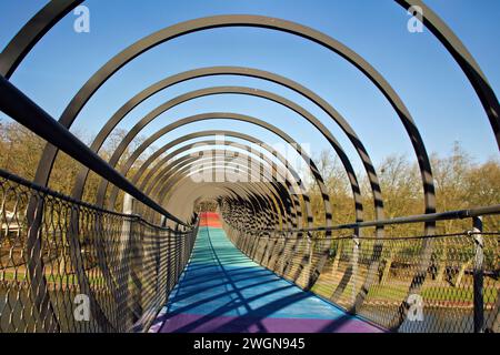 Pont sur le canal Rhin-Herne illuminé la nuit, dont le design a été inspiré par le jouet en forme de spirale Slinky Banque D'Images