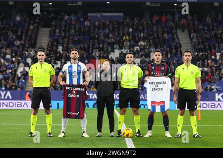 Barcelone, Espagne. 04th Feb, 2024. Sergi Gomez du RCD Espanyol et Pablo Martinez de UD Levante avec les arbitres lors du match de football espagnol la liga Hipermotion entre le RCD Espanyol et UD Levante au Stage Front Stadium de Barcelone le 4 février 2024. Crédit : DAX images/Alamy Live News Banque D'Images