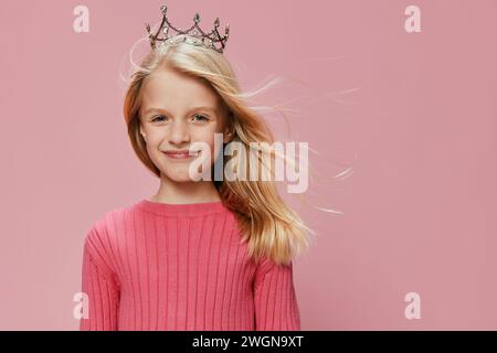 Joyeux anniversaire Princesse Party mignonne, joyeuse petite fille dans une robe de princesse rose, portant une couronne, entourée de ballons et de cadeaux avec un fond Banque D'Images