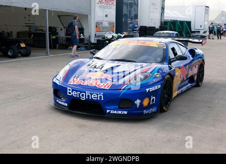 Vue de trois quarts de face de la Ferrari F430 bleue de Christopher Compton Goddard, conduisant à travers l'International Paddock, avant le Masters GT Trophy Banque D'Images