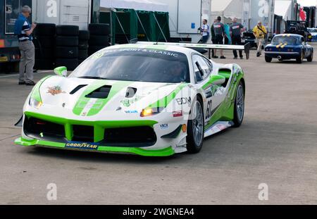 Vue de trois quarts de face de Wayne Marrs, 2018, Ferrari F488 Challenge, conduisant à travers l'International Paddock, avant le Masters GT Trophy Banque D'Images