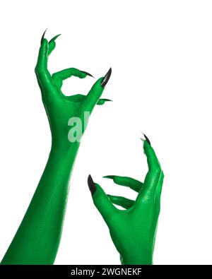 Monstre effrayant. Mains vertes avec griffes isolées sur blanc Banque D'Images