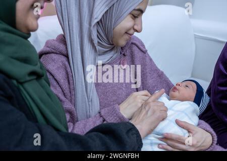 Mère fille et bébé, famille multigénérationnelle sur fond blanc se sentant heureux Banque D'Images