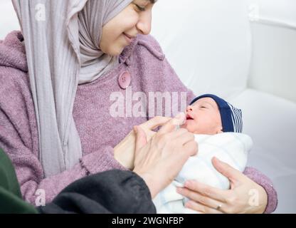 Mère fille et bébé, famille multigénérationnelle sur fond blanc se sentant heureux Banque D'Images