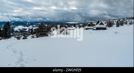 Petite colonie de Bryzgalky au-dessus du village de Nova Bystrica en Slovaquie pendant la journée d'hiver la plus nuageuse Banque D'Images