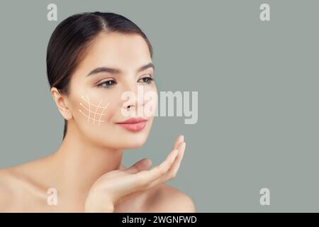 Femme adorable. Face lift lignes anti-âge sur le visage jeune femme. Lignes graphiques montrant l'effet lifting du visage sur la peau. Chirurgie plastique, cosmétologie et M. Banque D'Images