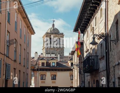 Tour d'une église gothique contre un ciel bleu. Aguilar de Campoo, Espagne Banque D'Images