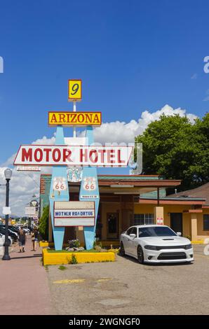 Vintage route 66 Arizona Motor Hotel signe avec une voiture blanche garée par une journée ensoleillée. Banque D'Images
