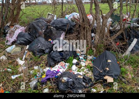 Bedfont, Royaume-Uni. 5 février 2024. Mouches et déchets ménagers à Bedfont dans le quartier londonien de Hounslow. Crédit : Maureen McLean/Alamy Banque D'Images