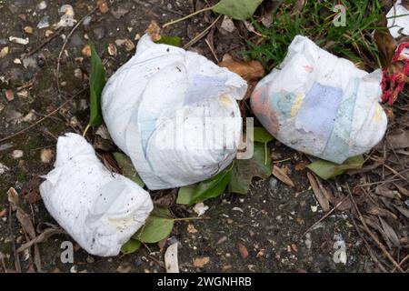 Bedfont, Royaume-Uni. 5 février 2024. Couches sales coincées sur le sol dans le quartier londonien de Hounslow. Crédit : Maureen McLean/Alamy Banque D'Images