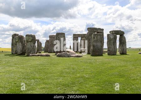 COMTÉ de WILTSHEE, GRANDE-BRETAGNE - 14 MAI 2014 : C'est la célèbre structure mégalithique en pierre antique - Stonehenge. Banque D'Images