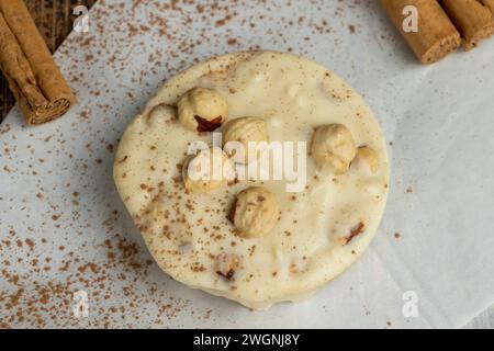 chocolat blanc maison à la cannelle et aux noix, chocolat blanc doux délicieux et sucré et noisettes Banque D'Images
