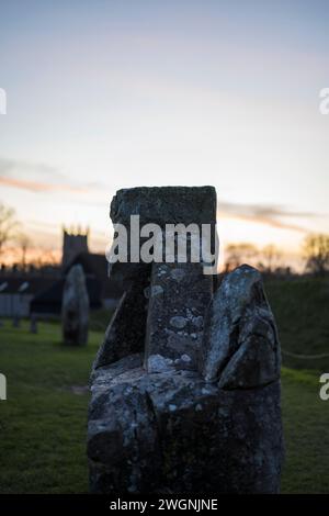 Coucher de soleil à Avebury, Britains Greatest Stone Circle, et St James Church, Avebury, Wiltshire, Angleterre, Royaume-Uni, GB. Banque D'Images