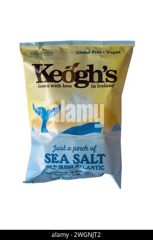 Sachet de Keogh's juste une pincée de sel de mer de l'Irish Atlantic chips délicieusement fraîches Irish Potato chips isolées sur fond blanc Banque D'Images