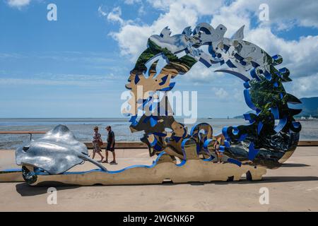 Citizens Gateway to the Great Barrier Reef est une œuvre d'art publique de l'artiste indigène Brian Robinson, Cairns Esplanade, Cairns, Queensland, Australie Banque D'Images