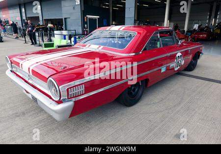 Vue arrière de trois quarts de Gregor Fisken et Christoff Cowens, Rouge et Blanc, 1963, Ford Galaxie 500XL, au Festival Silverstone 2023 Banque D'Images